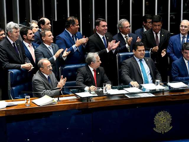 Resultado de imagem para Previdência é aprovada em 2º turno no Senado e segue para sanção