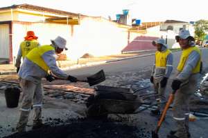 Prefeitura recupera malha viária em pontos crÃticos no centro de Arapiraca | Assessoria