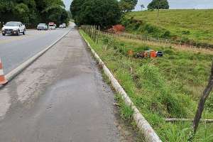 Idoso morre após picape sair da pista e cair em ribanceira BR-104 em Murici | Reprodução