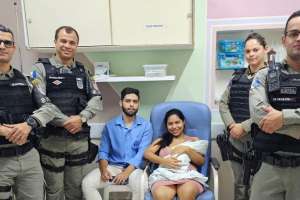 Policiais salvam bebê de apenas 15 dias vÃtima de engasgo em Arapiraca | Assessoria