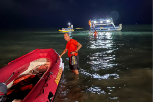 Bombeiros resgatam 12 pessoas após embarcação virar na Ponta Verde | Assessoria