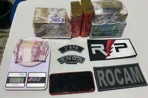 Três armas e seis quilos de drogas são apreendidas em Arapiraca e Novo Lino | PM/AL