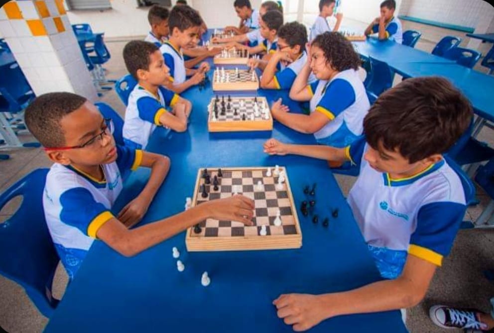 Alunos e famílias aprendem a jogar xadrez em aula da EMEB Ivo de