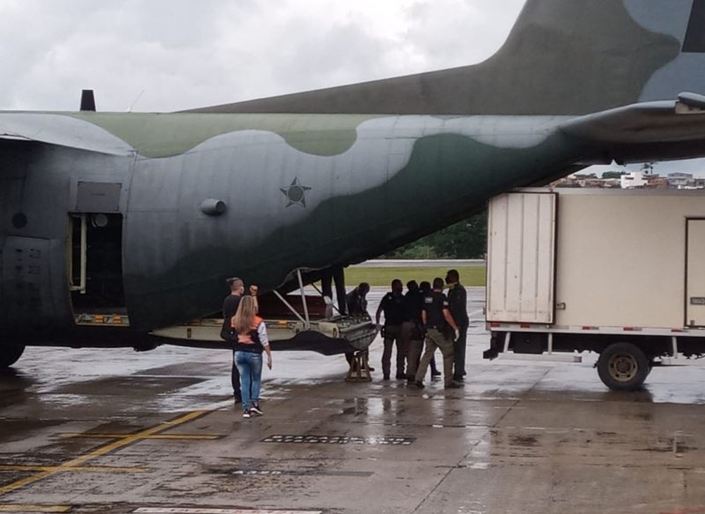 Quatorze corpos de vítimas que morreram no acidente estão sendo transportados na aeronave C-130 da FAB